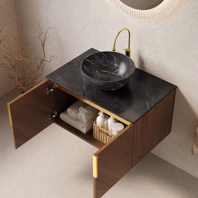 Mobile bagno sospeso con lavabo in ceramica, piano nero in pietra sinterizzata e mobile in compensato color rovere marrone