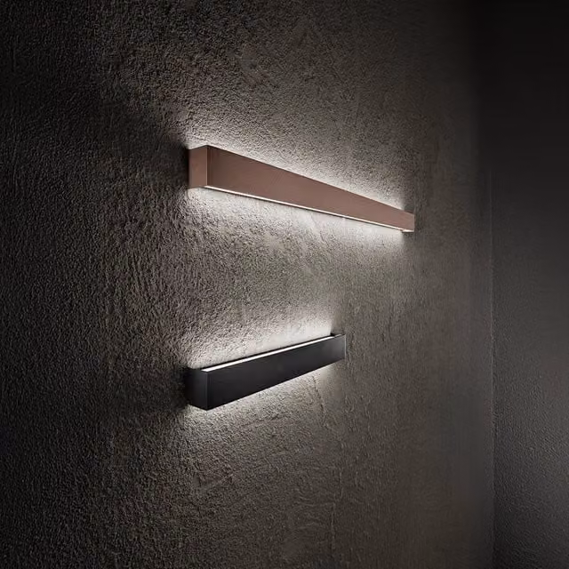 Applique da parete Perenz in metallo con luce LED up/down disponibile in bianco, marrone o nero