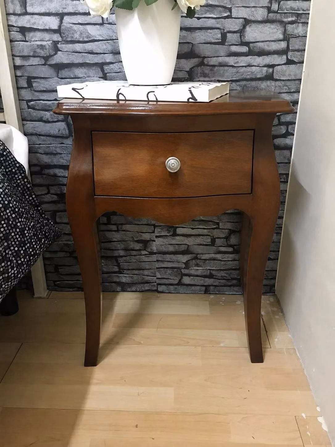 Comodino classico bombato con 1 cassetto Mobili 2G colore noce L: 50 cm, P: 30 cm, H: 60 cm – 2