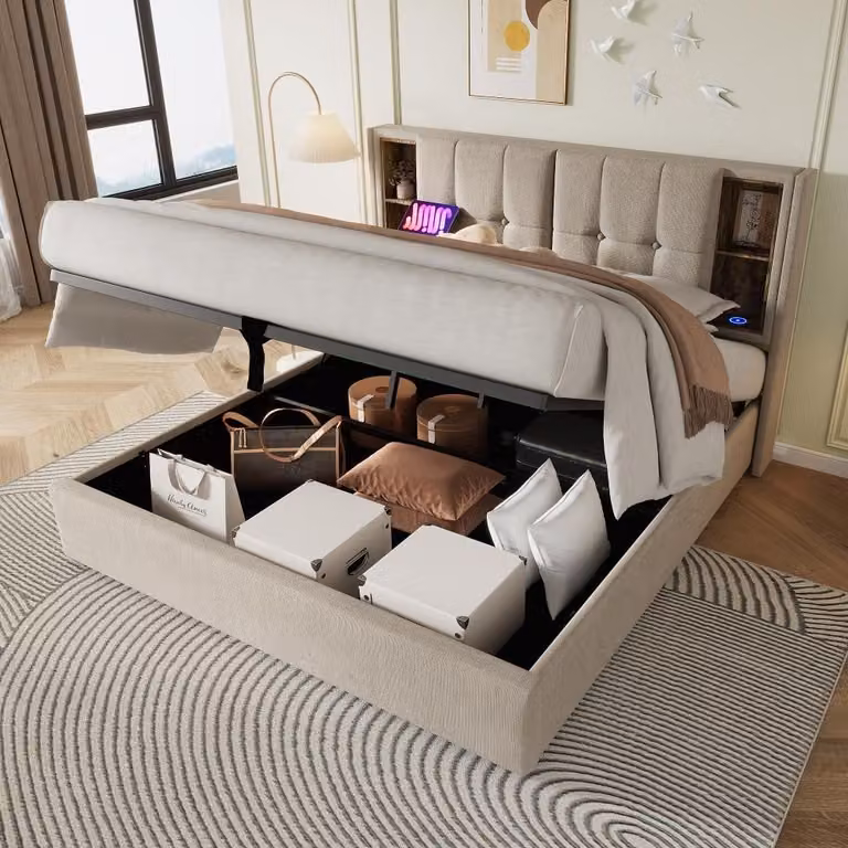 Letto imbottito 140x200 cm con spazio contenitore, base di ricarica wireless, porte USB e USB-C, rivestito in lino color naturale, struttura del letto con rete a doghe in legno