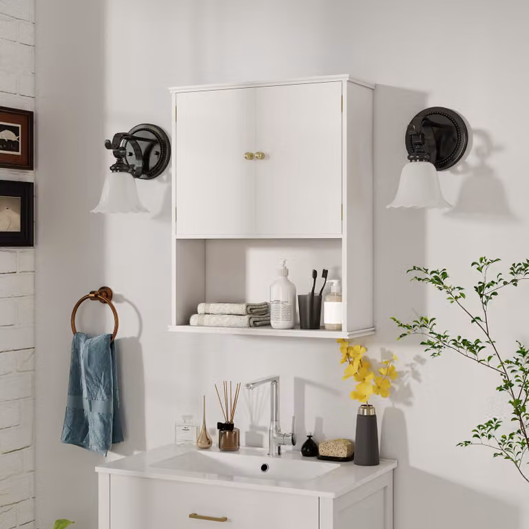 Armadietto da muro Costway bianco con 2 ante e ripiano aperto regolabile per bagno, lavanderia o cucina