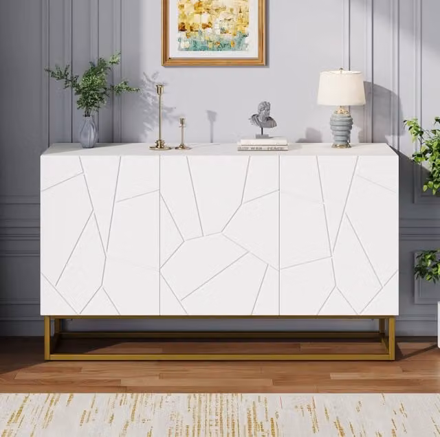 Credenza ULEVR 130x38x76 cm bianca con 3 ante, ripiani regolabili e base effetto metallo dorato