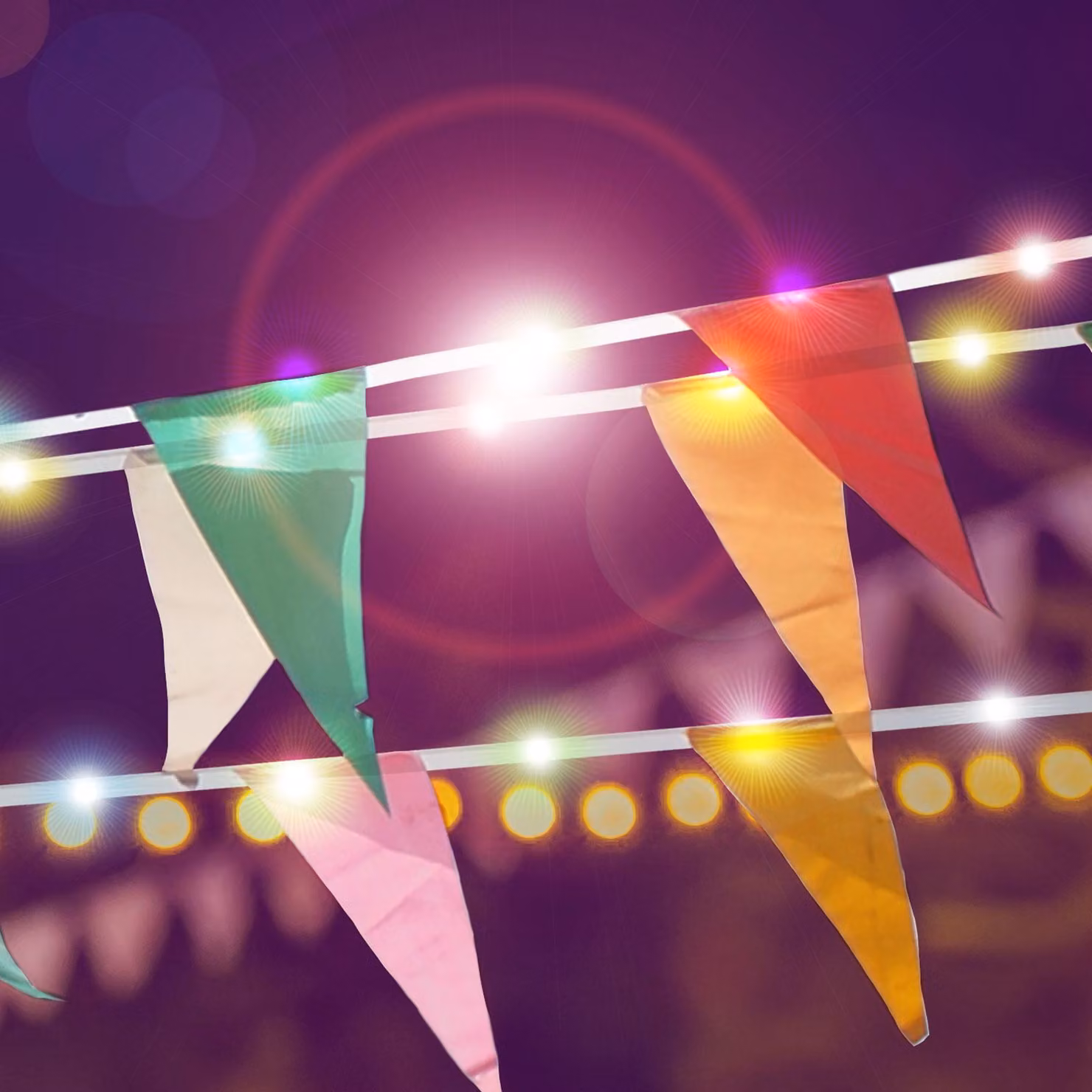 Catena luminosa a energia solare con motivo a bandiere - 35 LED colorati - 4 m - Alimentazione solare - Si accende automaticamente al tramonto - Illuminazione decorativa da esterno per giardino, feste e balcone [11734]