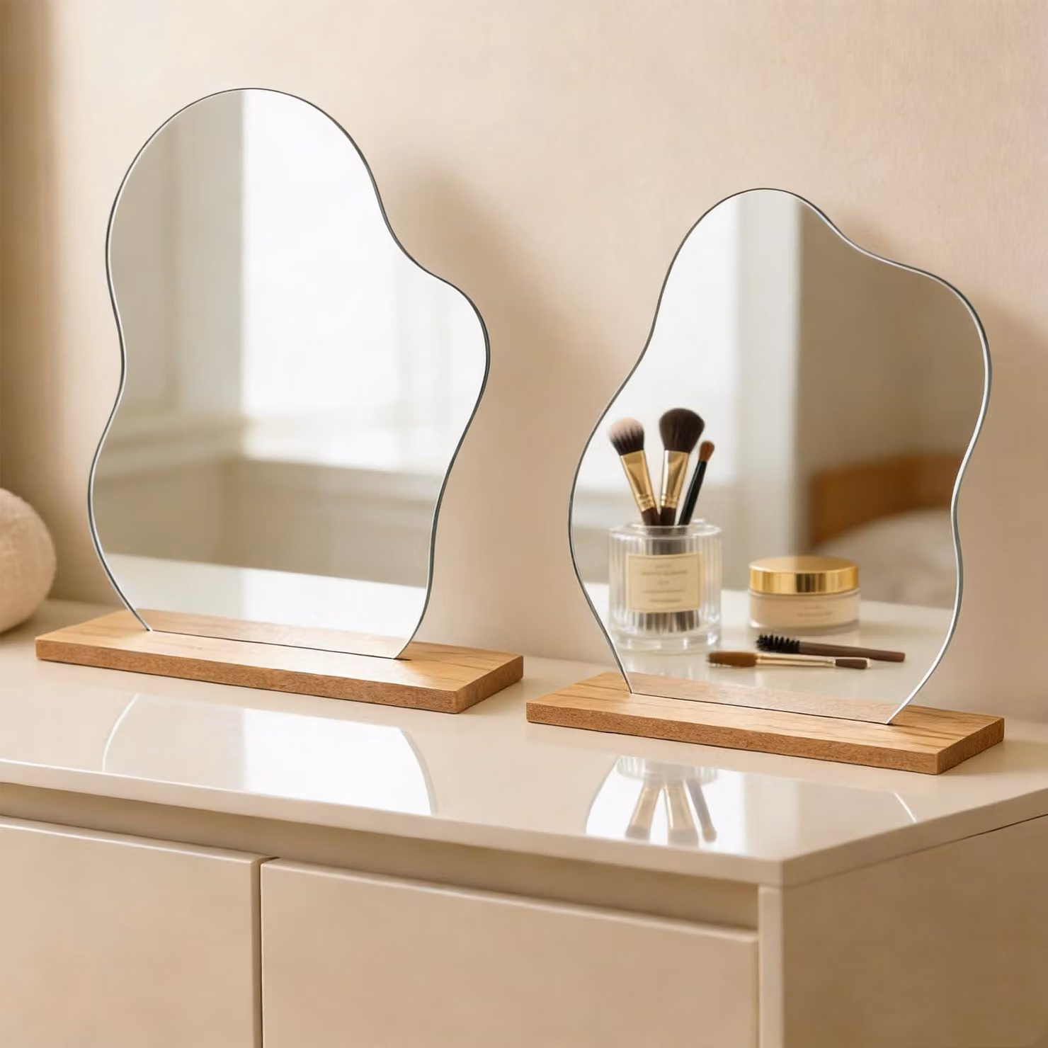 2 specchi da trucco in acrilico, senza cornice, dimensioni 23,5x19 cm, con base in legno