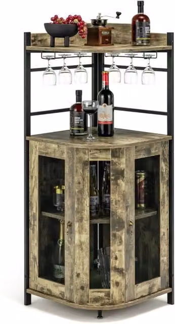Armadio da bar in stile industrial con ante in vetro e rete metallica, porta vino marrone e nero con portabicchieri e ripiani interni regolabili di DESIGN IN