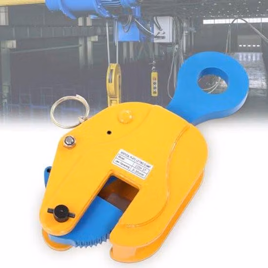 Morsetto verticale in acciaio, modello 3T, capacità di carico 6614 lbs (circa 3000 kg), apertura della sella di 35 mm, con meccanismo di chiusura automatica, ideale per il fissaggio sicuro di lamiere pesanti durante il trasporto