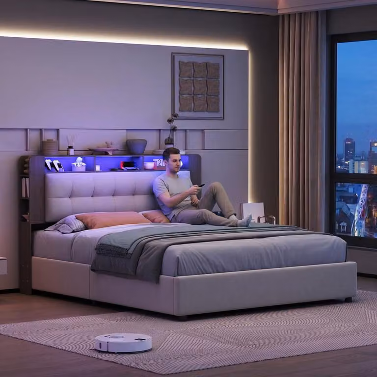 Letto matrimoniale ProximaX 140x200 cm in velluto bianco, letto imbottito con vano contenitore idraulico, LED RGB, testiera con vano contenitore e ricarica wireless