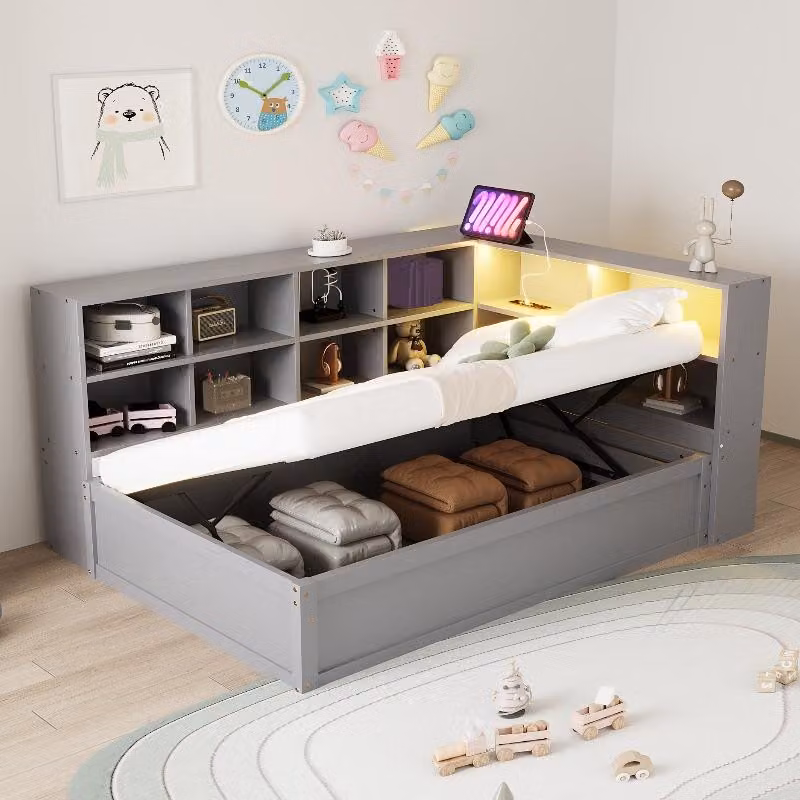 Divano letto 90x200 cm in legno di pino, colore grigio, con meccanismo a sollevamento idraulico, contenitore integrato, striscia LED e presa multipla