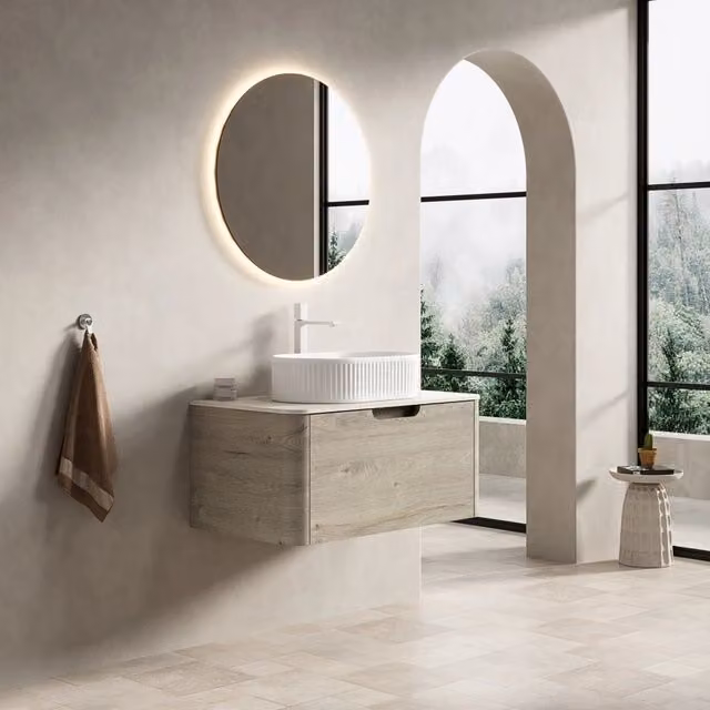 Mobile bagno con lavabo ovale in ceramica e piano in pietra sinterizzata travertino