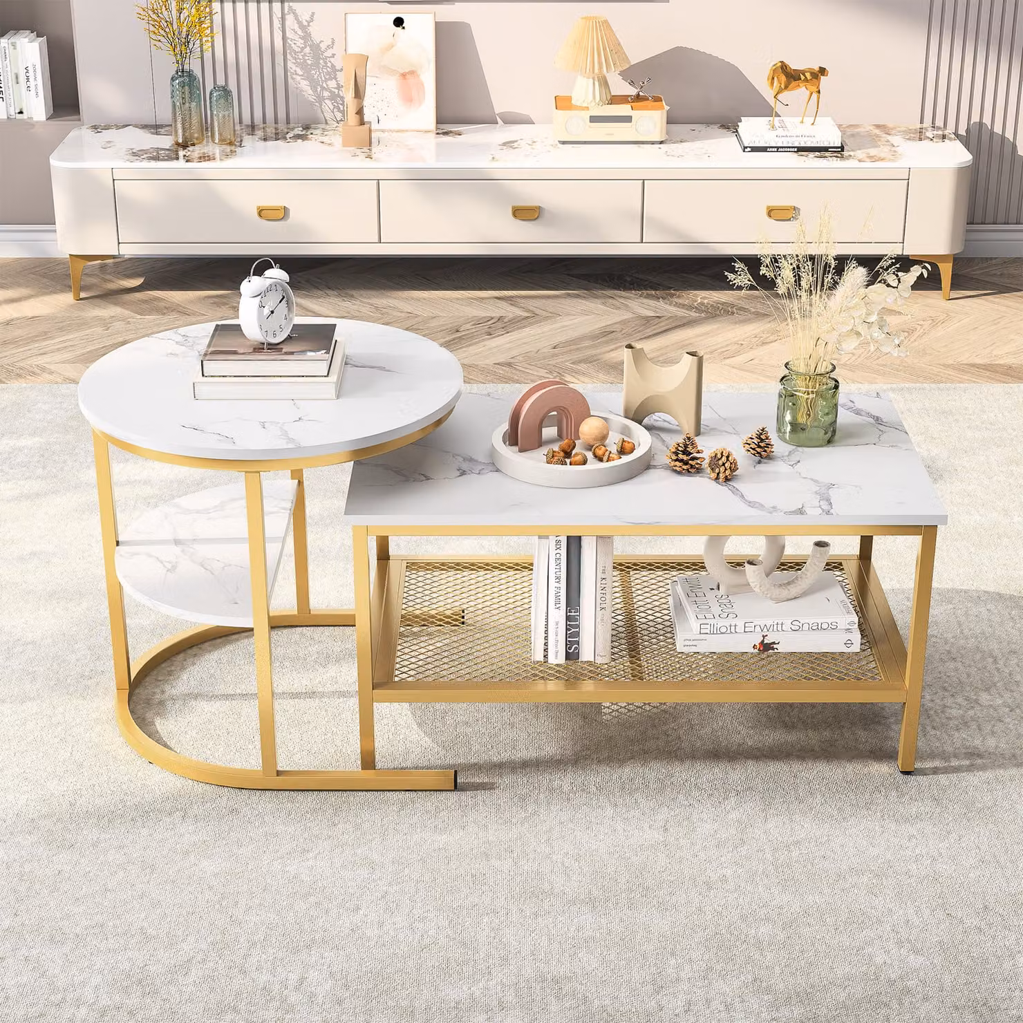 Tavolino rettangolare e rotondo in marmo bianco con struttura in metallo dorato, design moderno ed elegante