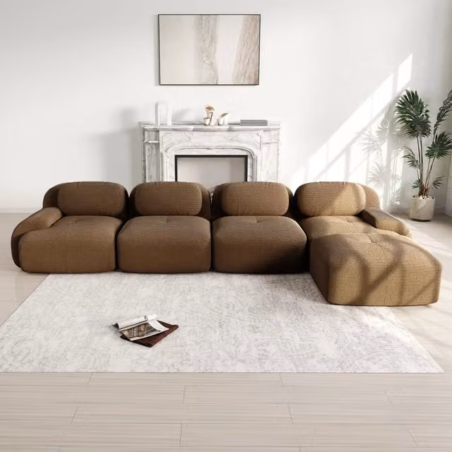 Divano Angolare Minimal a 4 Posti con Chaise Longue Destra in Tessuto Marrone e Braccioli Extra-larghi