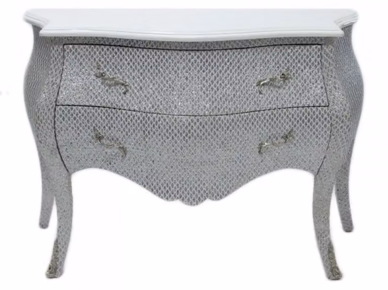 Comò Casa Padrino in stile barocco, con un'elegante finitura scintillante, colore bianco. Larghezza: 120 cm