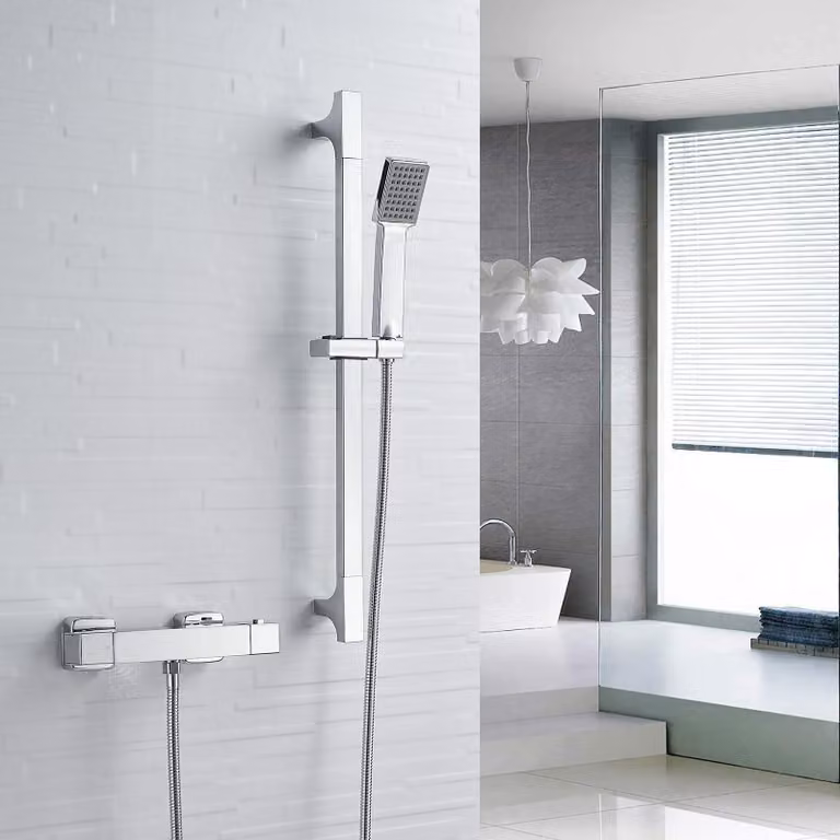Rubinetto doccia termostatico quadrato con barra porta-doccia, finitura cromata