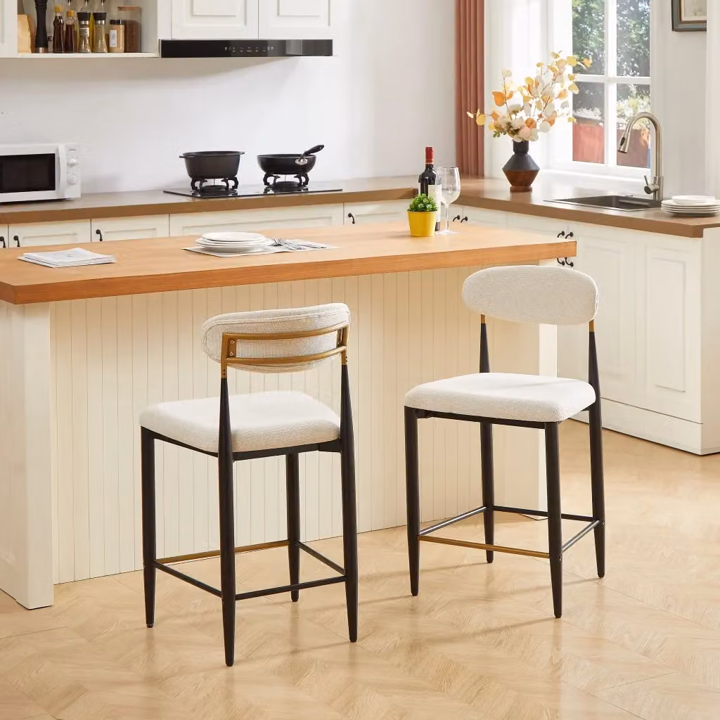 Sgabello da bar Chicfurn con schienale ergonomico, poggiapiedi e base regolabile in tessuto beige e metallo – 2