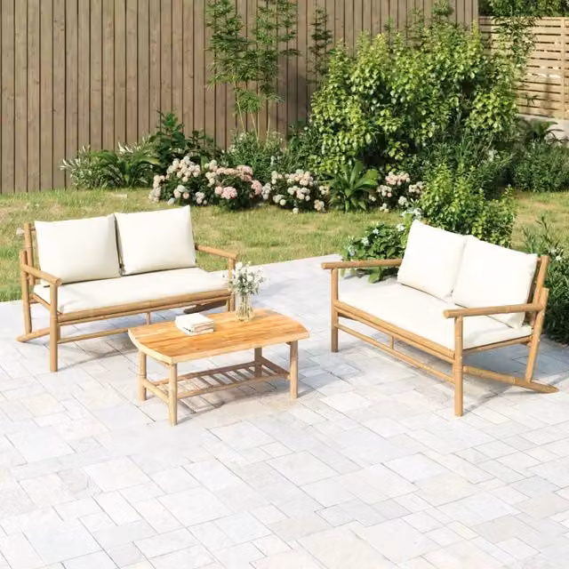 Panca da giardino Design Mania in bambù con cuscini bianchi e beige per esterni