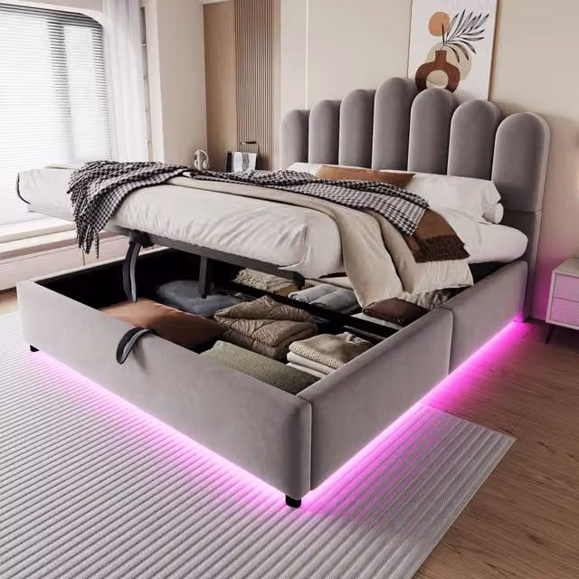 Letto imbottito in velluto grigio 140×200 cm con testata voluminosa, contenitore idraulico, luce LED e rete a doghe