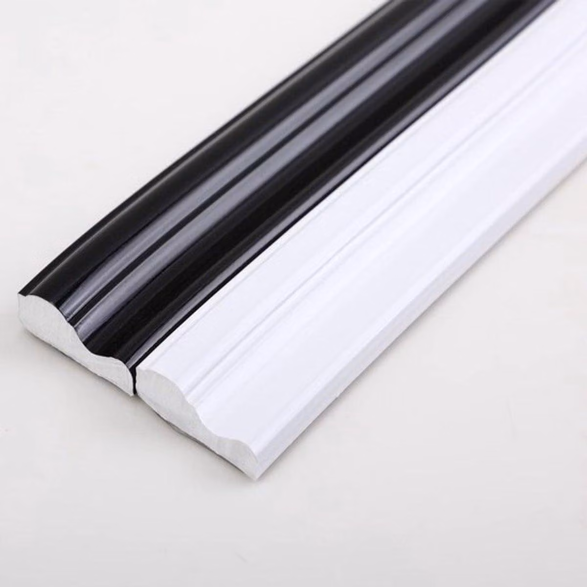 Flessibile - Impermeabile - Resistente - Atossico - Adatto per superfici lisce - Profilo decorativo