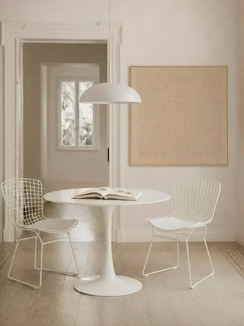 Daya tavolo da pranzo rotondo bianco Kenay Home con base in metallo e piano laccato diametro 100 cm