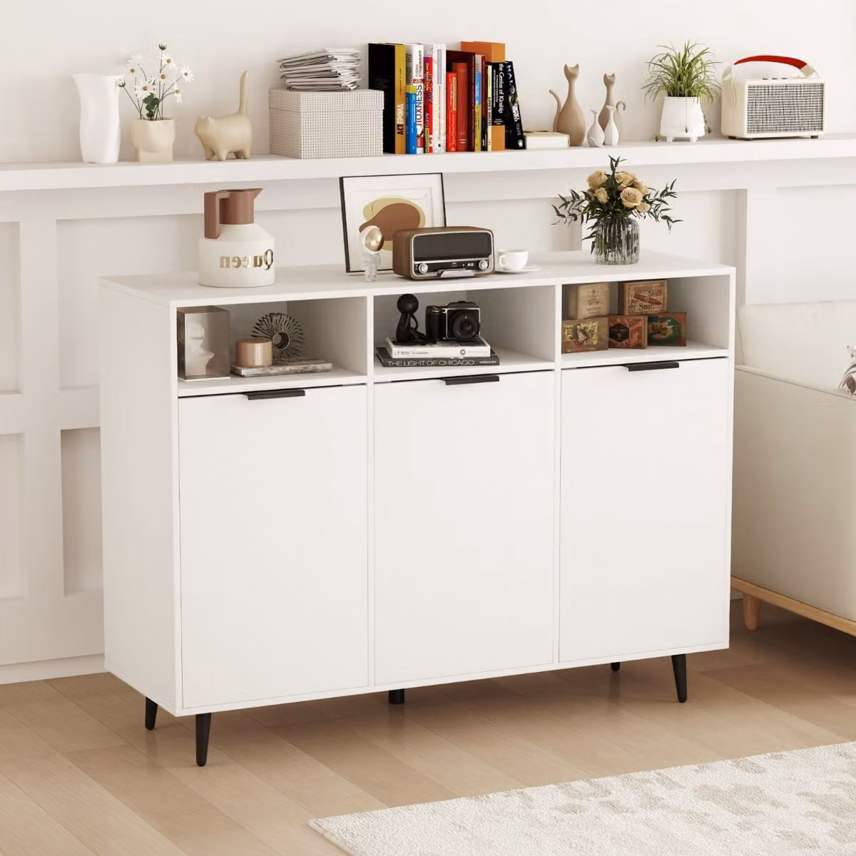 Credenza buffet laterale Costway bianca con 3 scomparti aperti, 3 ante e 5 ripiani regolabili per cucina in stile moderno