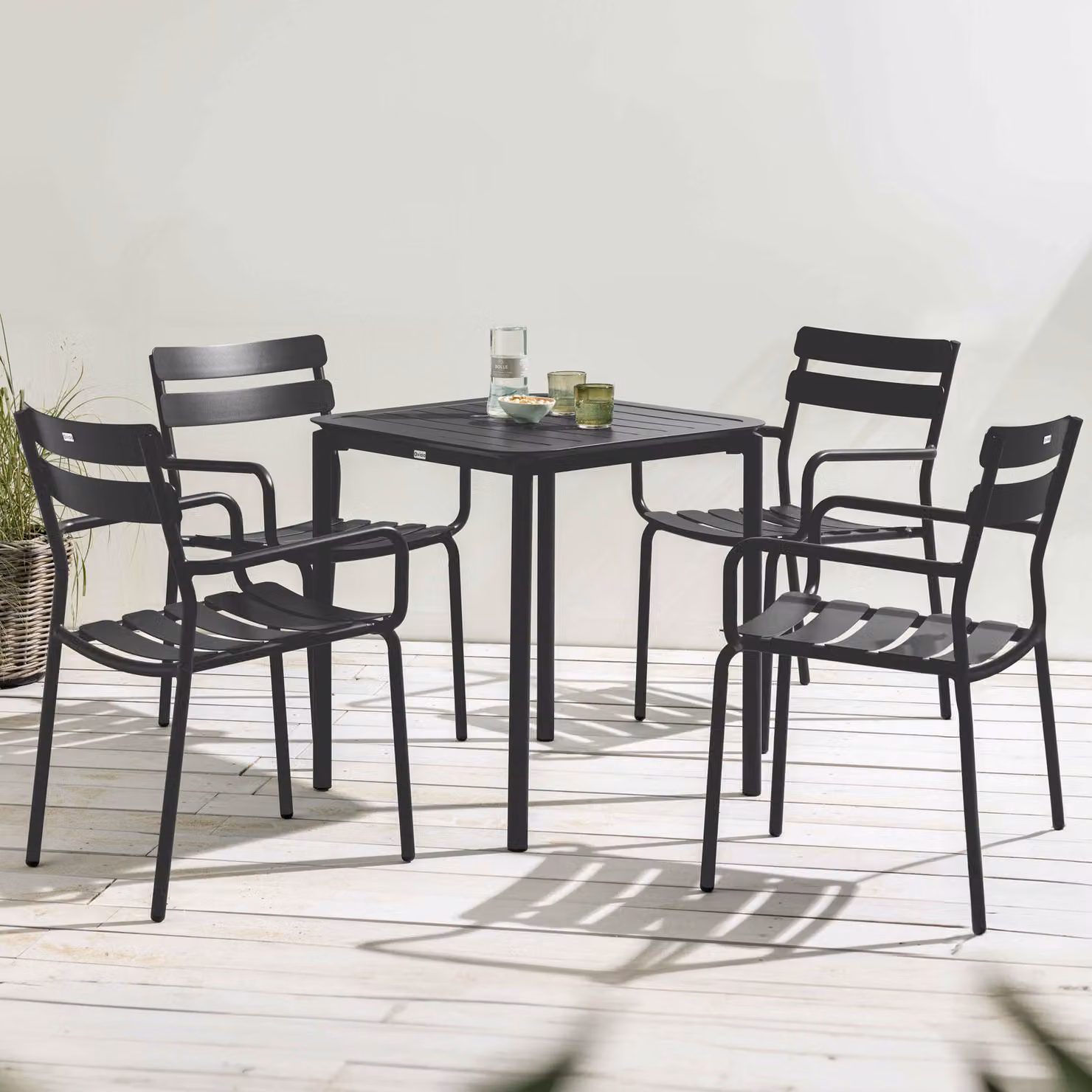 Tavolo quadrato da terrazza (70 x 70 cm) e 4 poltrone nere - Oviala Almada