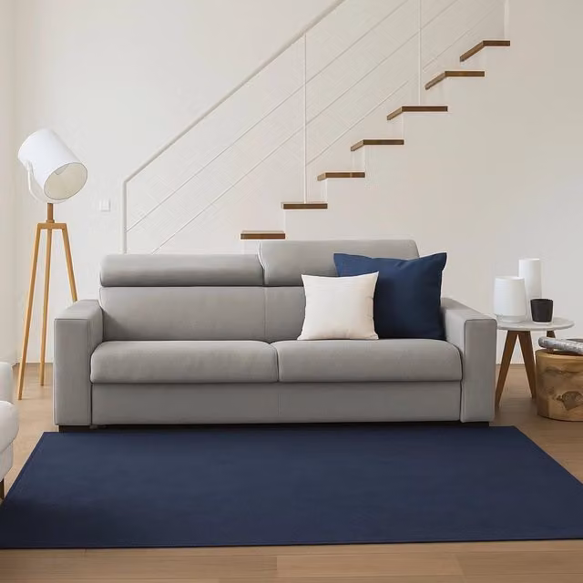 Divano a 2 posti Kiev TALAMO ITALIA, modello moderno in tessuto grigio con poggiatesta regolabili, L: 180 cm, H: 85 cm, P: 95 cm – 1