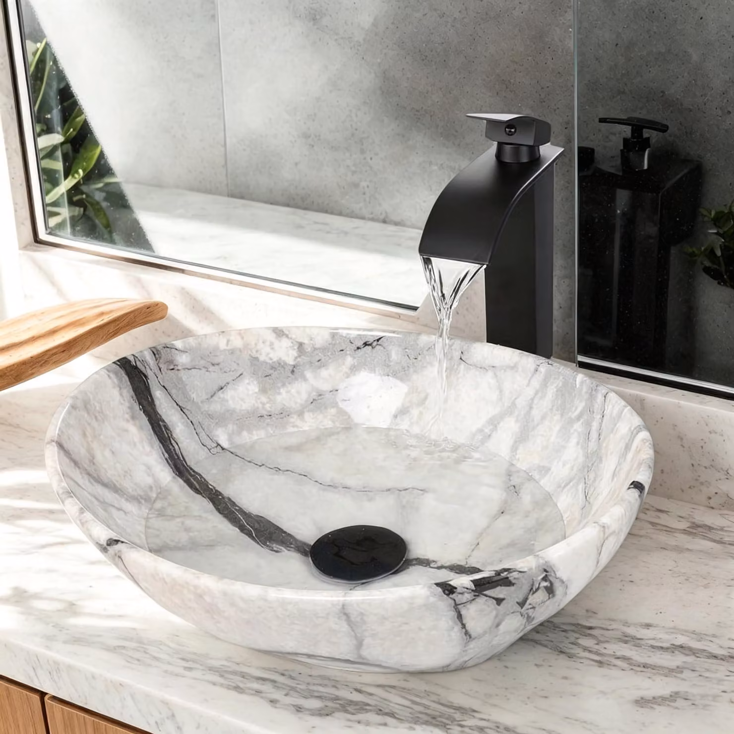 Lavabo ovale in Vetroceramica, 41x34 cm, con miscelatore a cascata, finitura marmo bianco