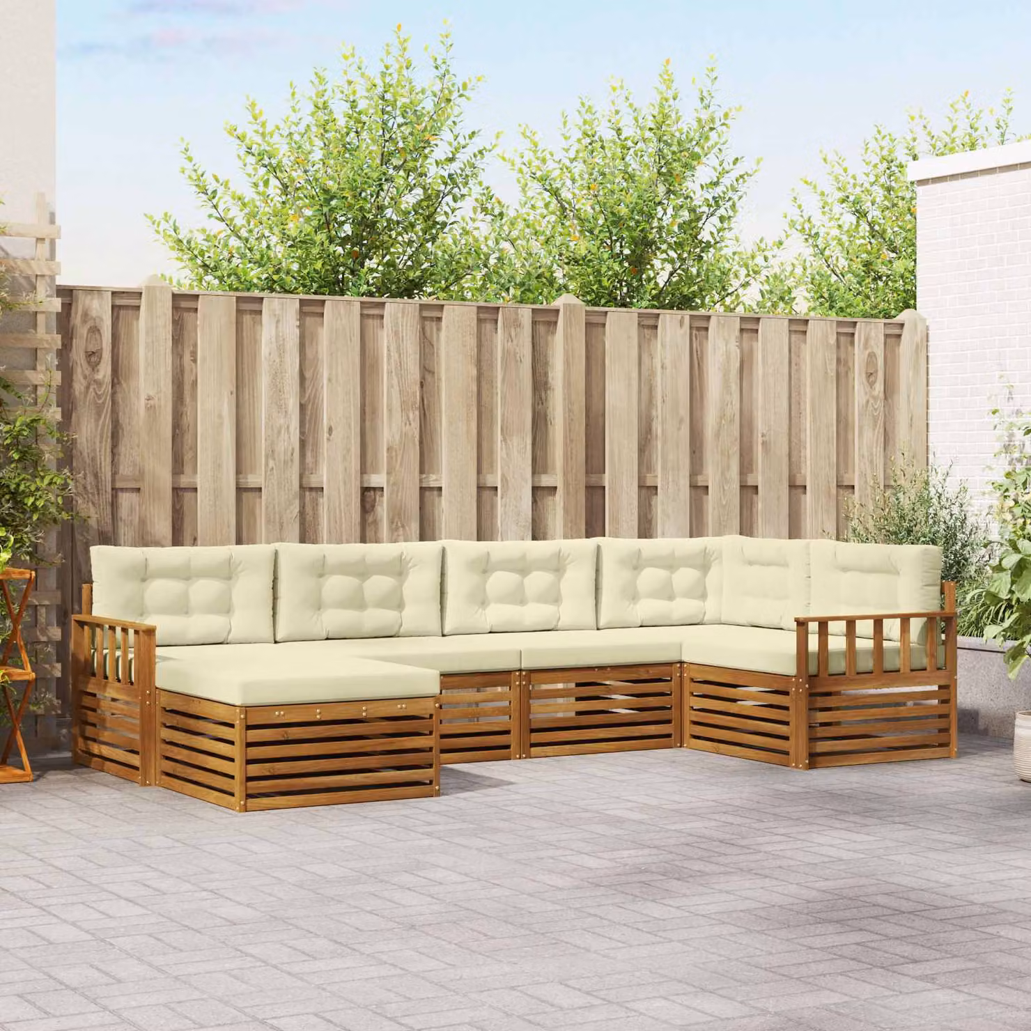 Set di divani da esterno vidaXL a forma di L composto da 6 pezzi in legno di acacia con cuscini beige e bianco