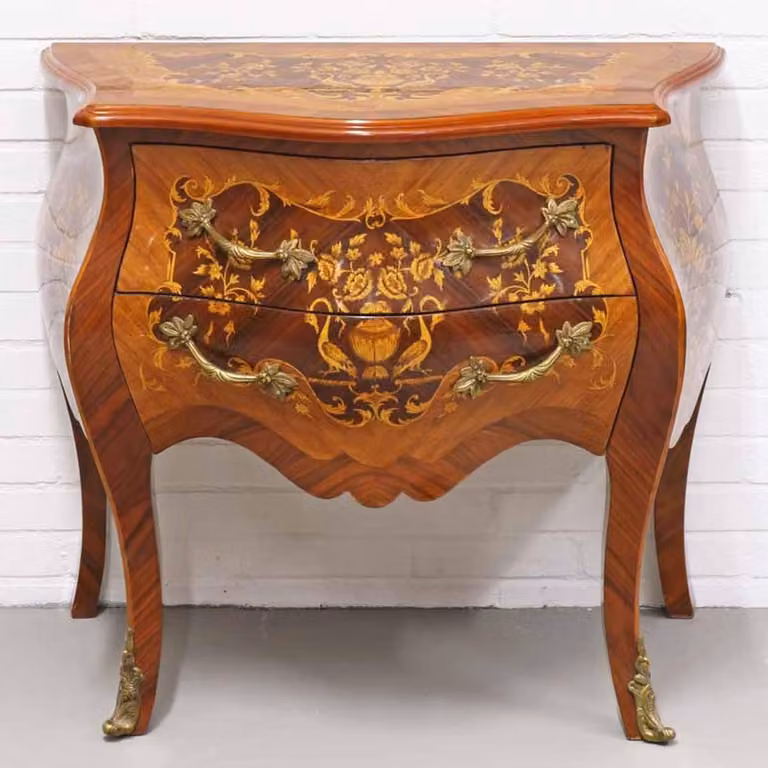 Comò Casa Padrino in stile barocco, con 2 cassetti, in legno intarsiato marrone e dettagli in ottone, dimensioni 80 x 50 x altezza 75 cm