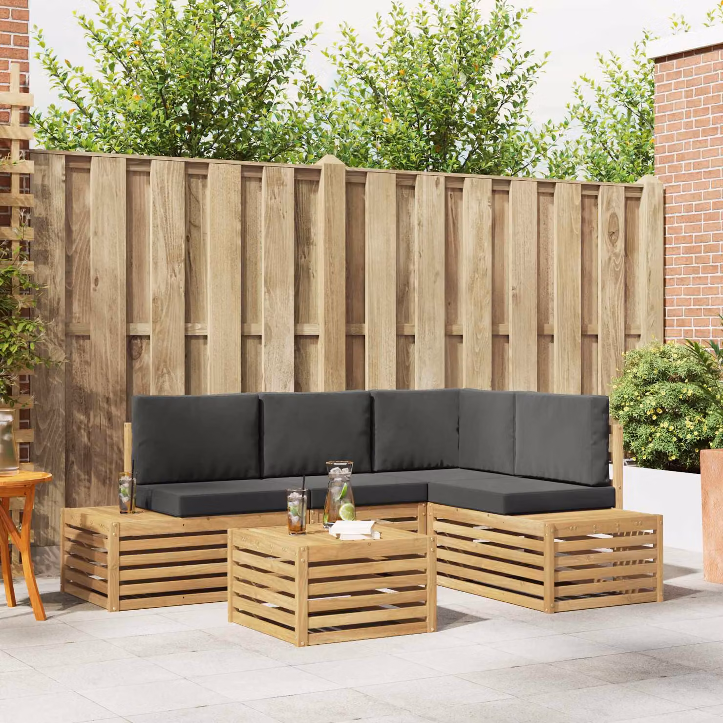 vidaXL Set di divani da esterno a L con cuscini, struttura in legno di acacia e tavolino, Bianco, Antracite e Marrone