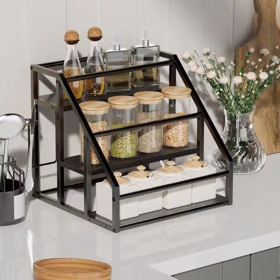 Ibenzoa® Scaffale a 3 livelli per erbe aromatiche – struttura in ferro nero opaco e ripiani in legno marrone, scaffale salvaspazio per cucina e ufficio, con portabicchieri per spezie, olio e bottiglie