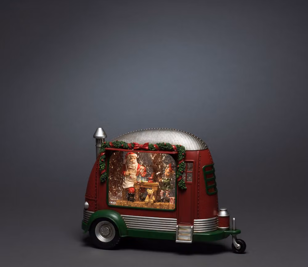 Konstsmide - LED "Karavan", a liquido, Babbo Natale che ripara i giocattoli, con interruttore on/off, timer da 5 ore, abbinabile ai modelli 4384-550 e 4385-900, rosso, alimentato a batterie, per interni, 1 LED bianco caldo - 4386-550