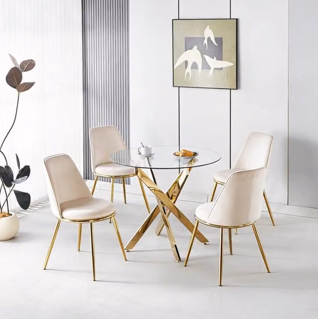 Sedie da pranzo color crema in velluto; gambe in metallo placcate oro e schienale alto