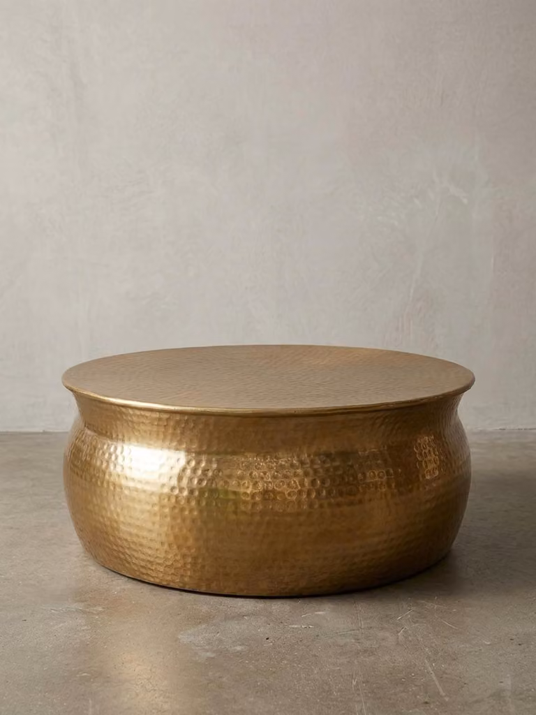 Tavolino Orient: alluminio martellato lavorato a mano, ampia superficie di appoggio. Oro, 75x75x31 cm | Kadima Design