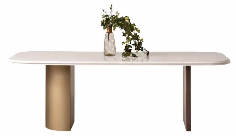 Tavolo da pranzo moderno con dettagli in metallo e piano rettangolare