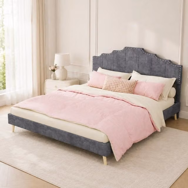Letto imbottito Mivray con testiera geometrica e borchie decorative in tessuto grigio e rete a doghe L/P: 160 x 200 cm