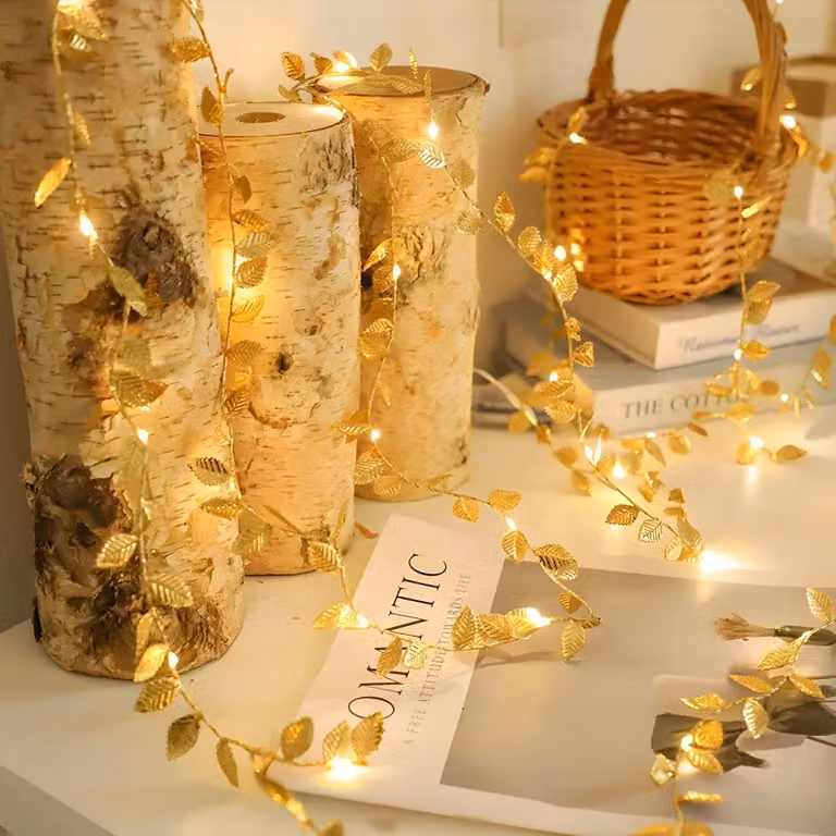 Catena luminosa a forma di edera dorata, alimentata a batteria, luce bianco caldo