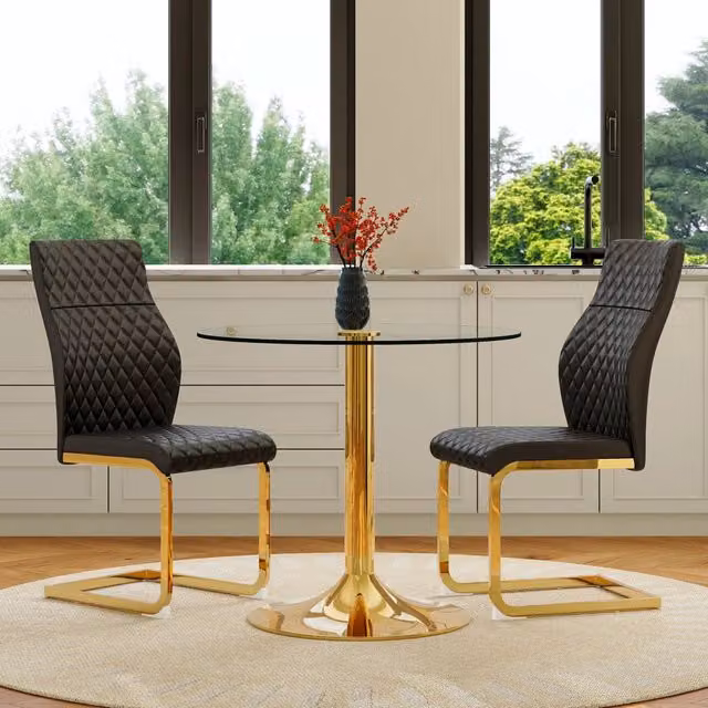 Set tavolo e sedie: tavolo rotondo in vetro temperato Ø85 cm con base metallo oro, abbinato a 2 sedie da pranzo moderne nere e oro