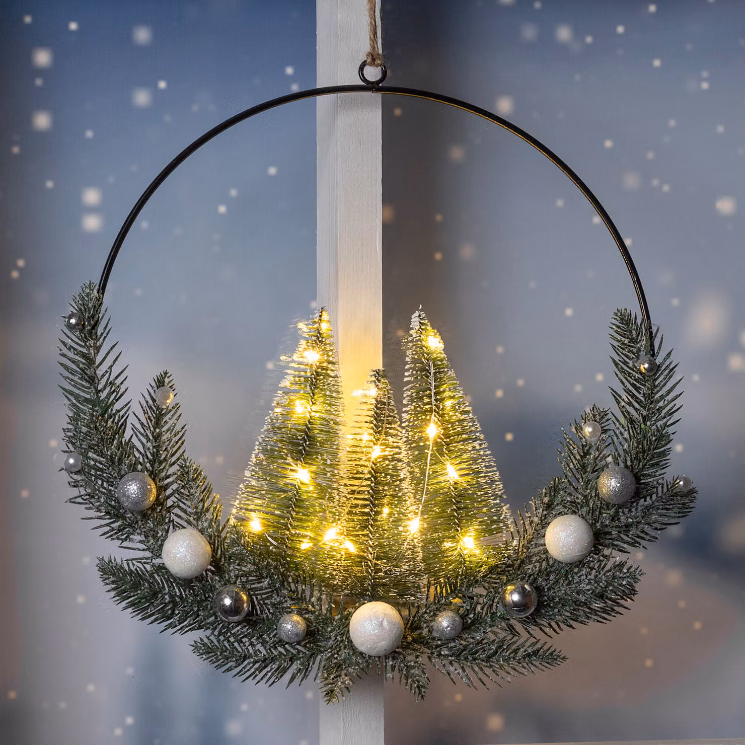Anello di decorazione invernale da appendere - Ø 30 cm circa - abeti illuminati con LED / batteria