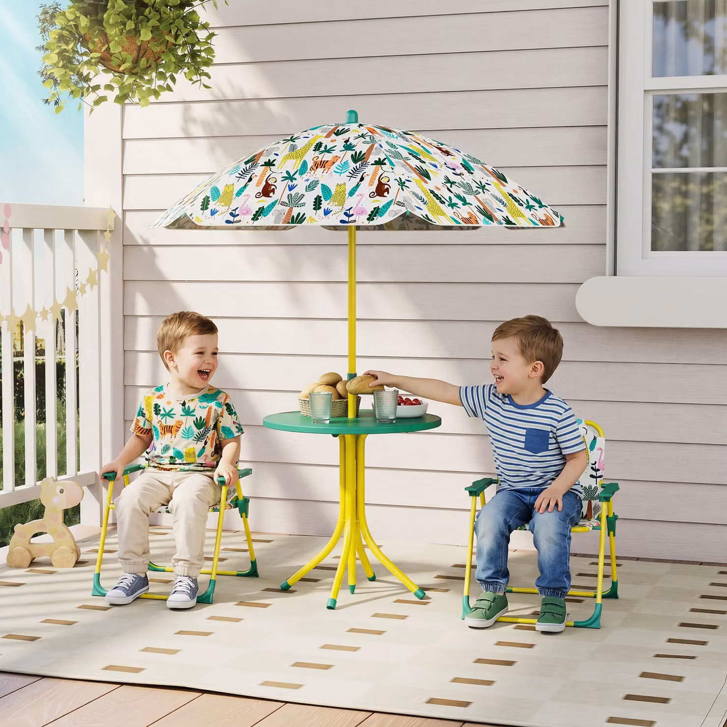 Set da Giardino per Bambini AIYAPLAY a Tema Giungla con Tavolino Rotondo, Ombrellone e 2 Sedie Pieghevoli, Multicolore – 2