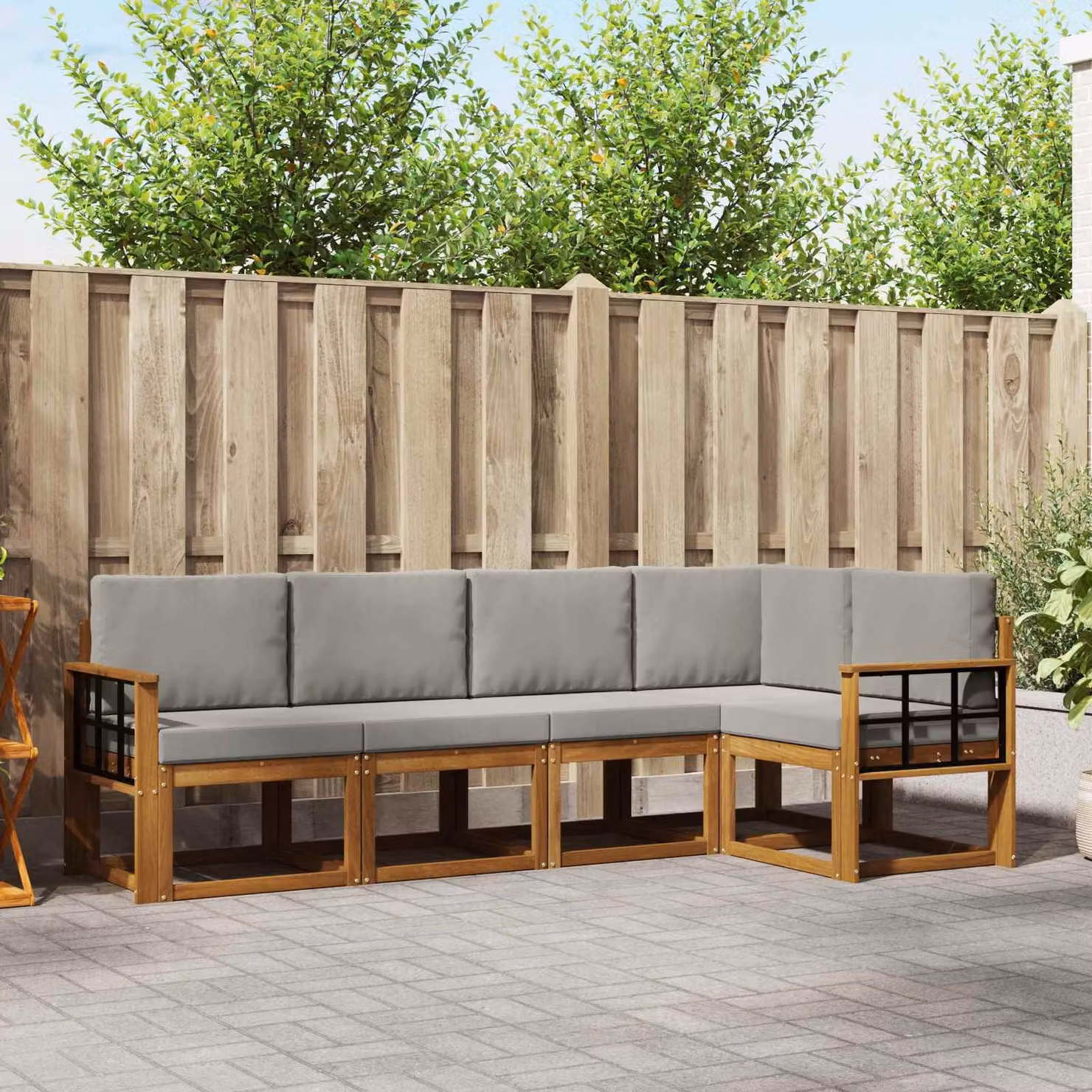 Set di divani da esterno vidaXL 5 pezzi in legno di acacia con cuscini, composizione a L con divano a 3 posti, elemento angolare e pouf, colore grigio e marrone