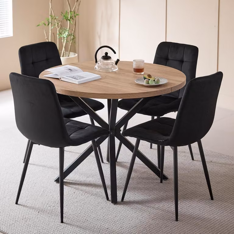 Set tavolo e sedie da pranzo: 1 tavolo, 4 sedie. Tavolo rotondo, diametro 100 cm. Finitura in legno scuro, colore nero. Sedie rivestite in velluto nero, schienale alto