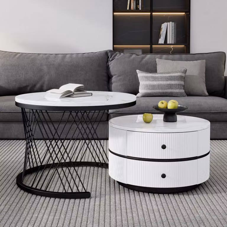 Tavolino da salotto componibile, composto da due elementi: uno rotondo di 60x60x46 cm e uno rotondo di 50x50x31 cm. Realizzato in MDF al 100%, con finiture in plastica, colore bianco, dotato di 2 cassetti e con un aspetto lucido che ricorda il marmo
