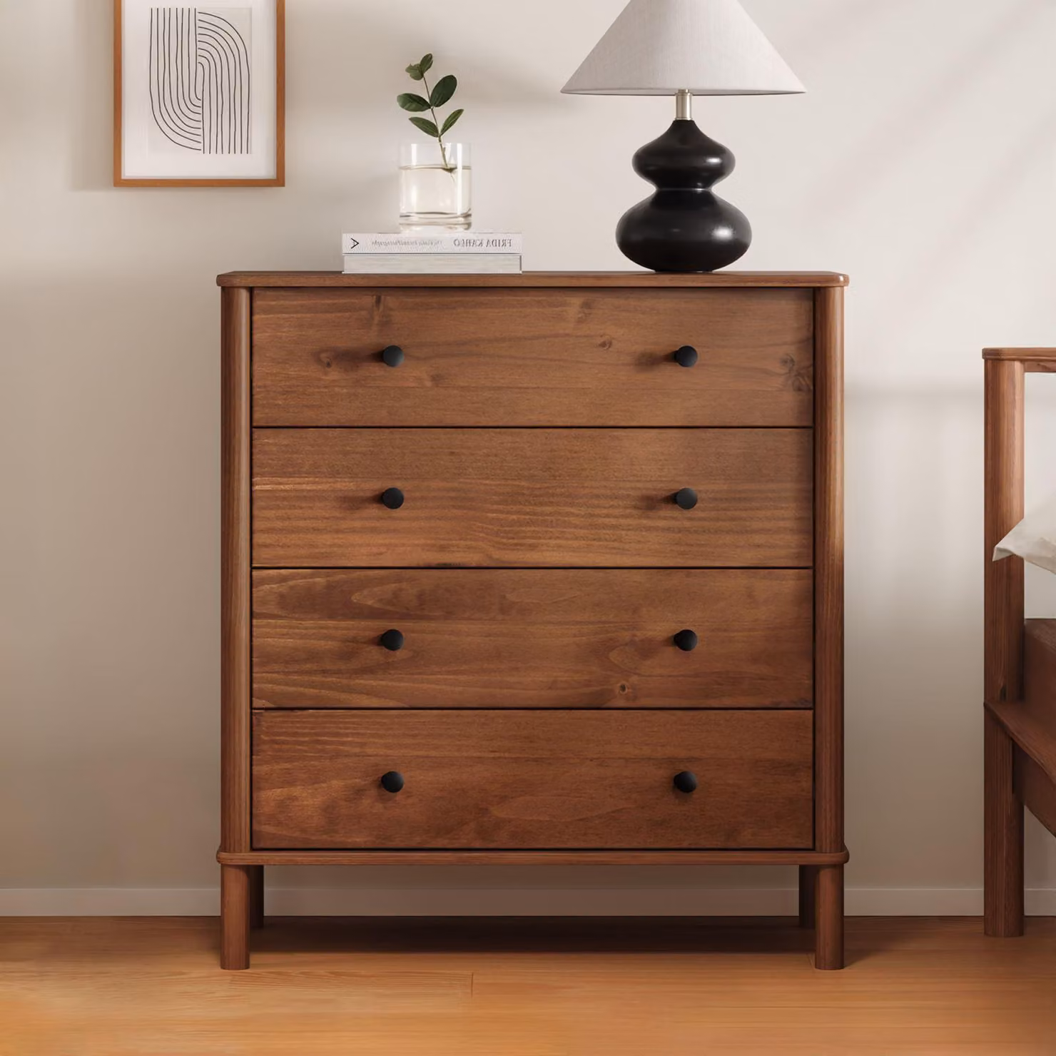 Comodà APOANA a 4 cassetti in legno massello con finitura castagno - Comodà in legno in stile scandinavo, cassettiera con spazio contenitivo, comodà da camera da letto in stile rustico