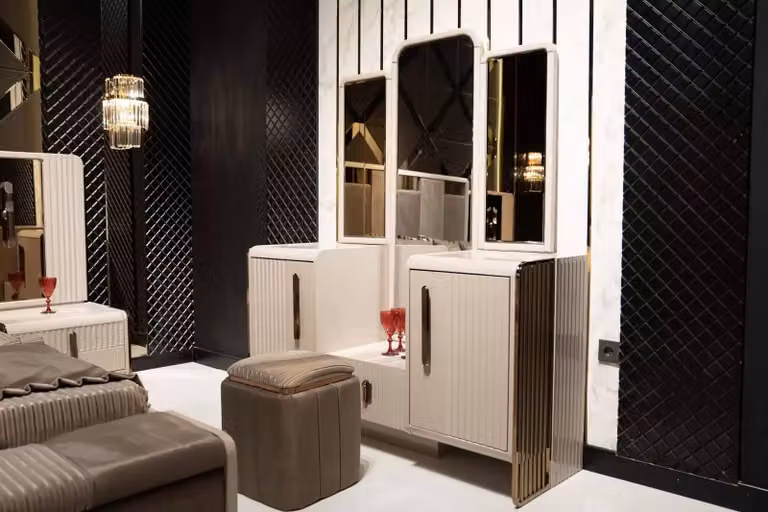 Eleganter Beiger Schminktisch mit Spiegel und Hocker aus Holz
