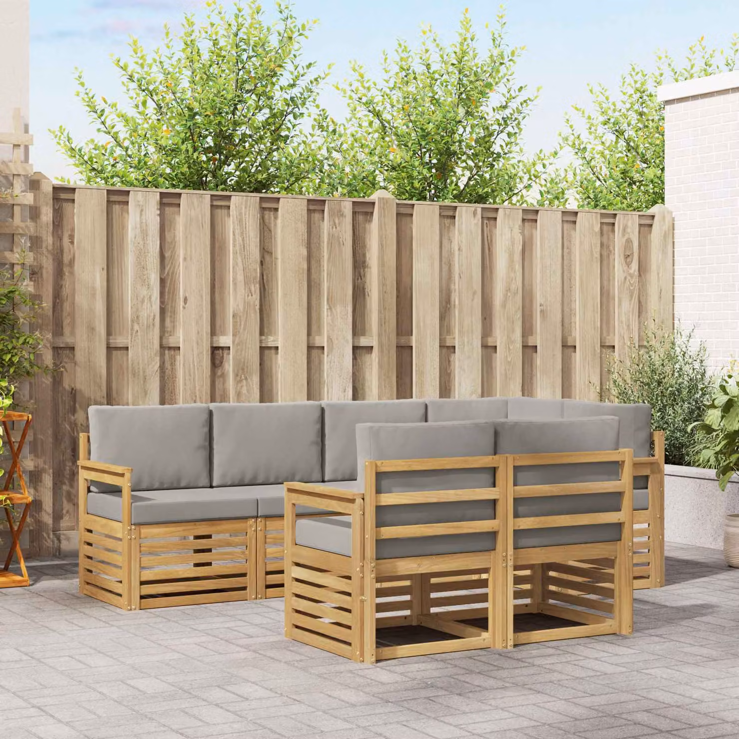 vidaXL Set di divani da esterno a L composto da 7 pezzi in legno di acacia con cuscini bianchi e grigi
