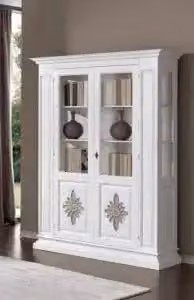 Vetrina cristalliera KIVIO in legno bianco stile shabby chic con ante in vetro e decoro floreale L/P/H: 155 x 48 x 215 cm