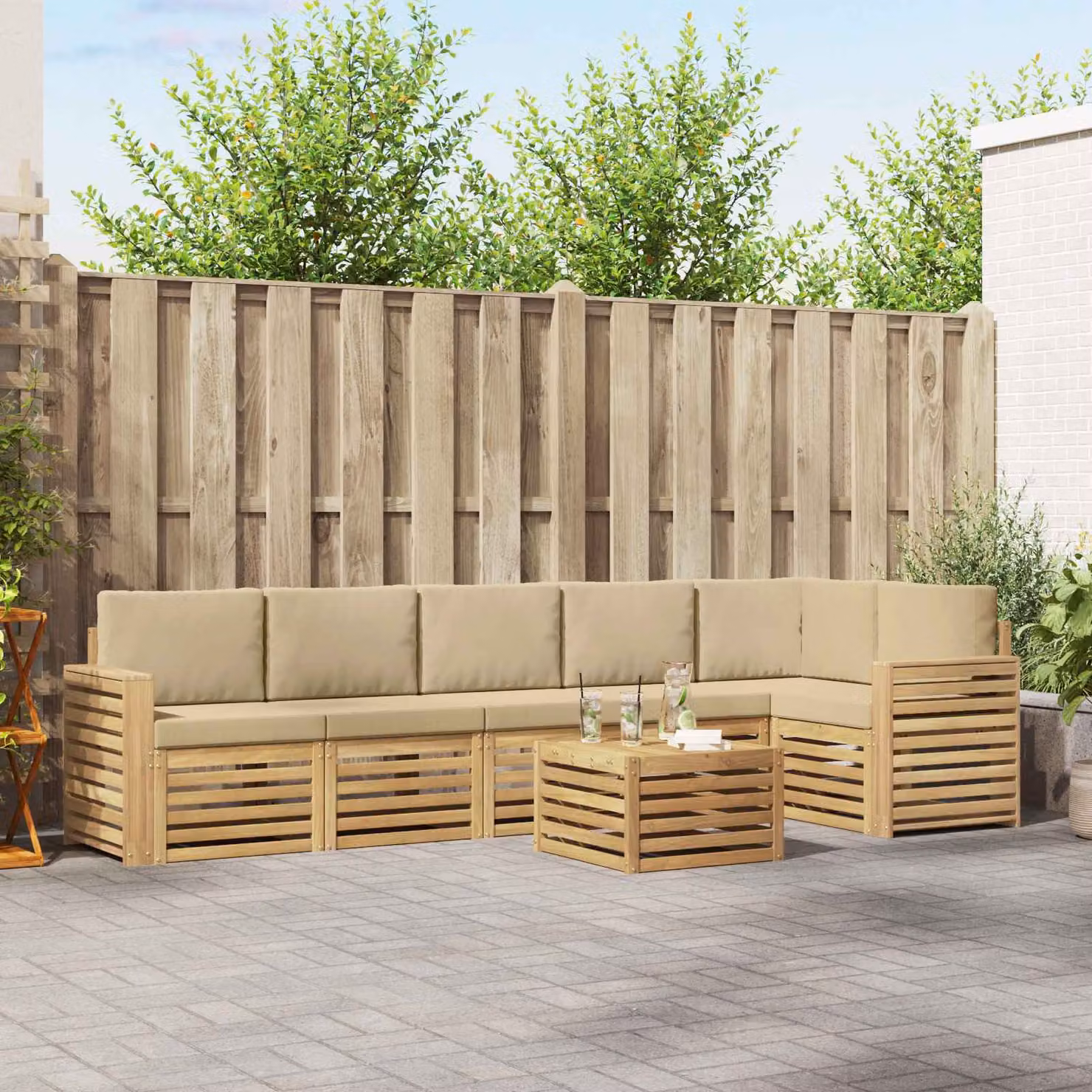 Set di divani da esterno vidaXL a forma di L composto da 7 pezzi con tavolo da caffè, struttura in legno di acacia e cuscini in poliestere bianco e beige