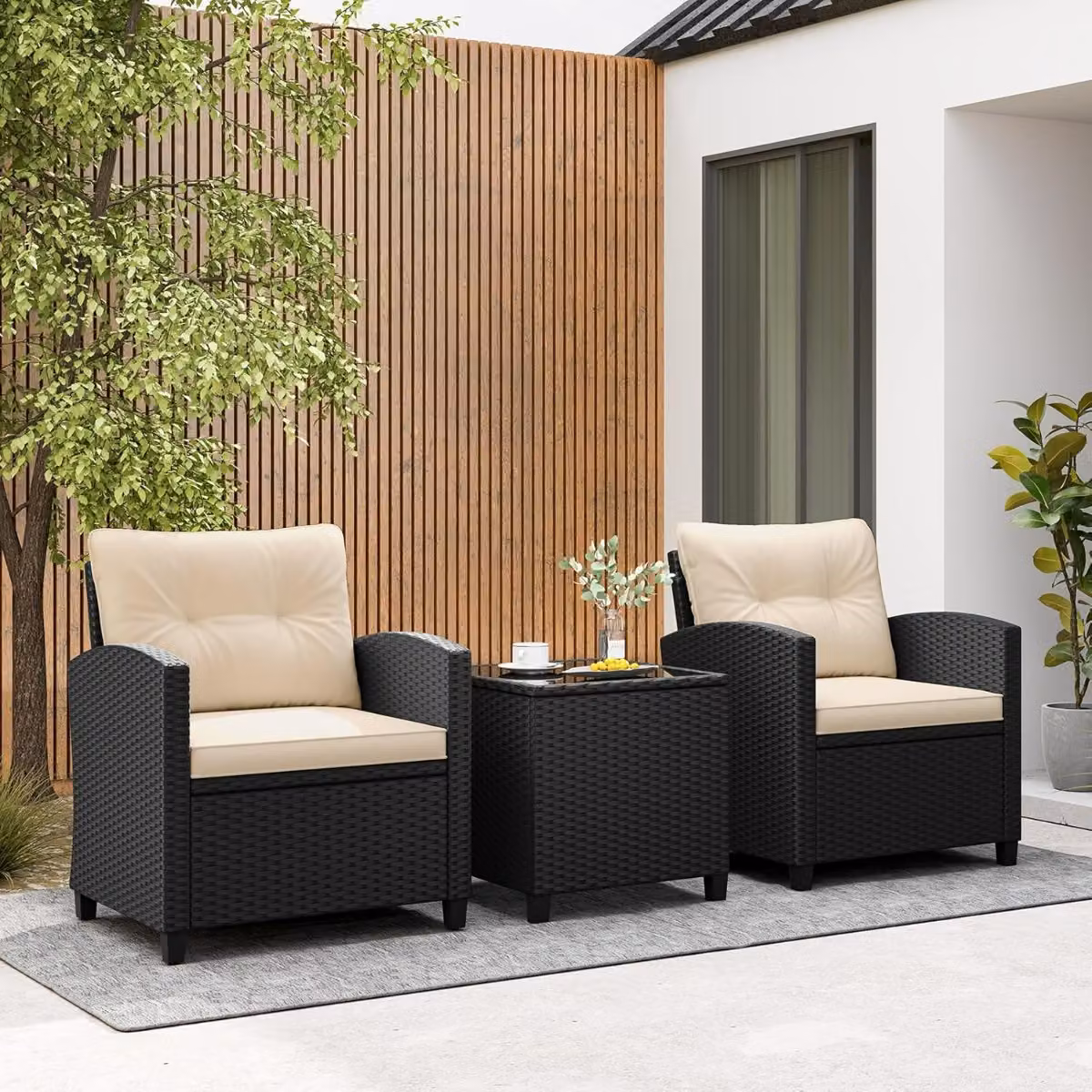 Set da giardino Costway in 3 pezzi in rattan beige con cuscini morbidi e tavolino in vetro per esterni