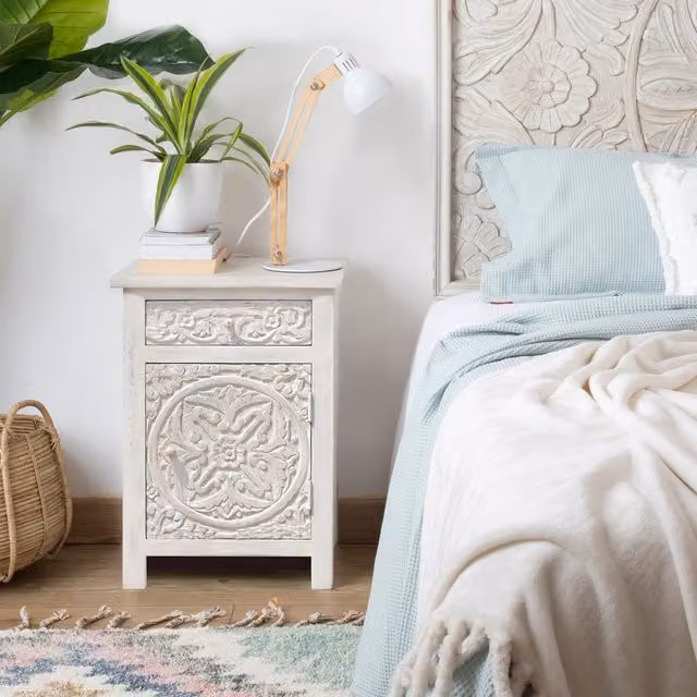Comodino Banak in legno di mango bianco con intaglio floreale in stile shabby chic L/P/H: 70 x 40 x 40 cm