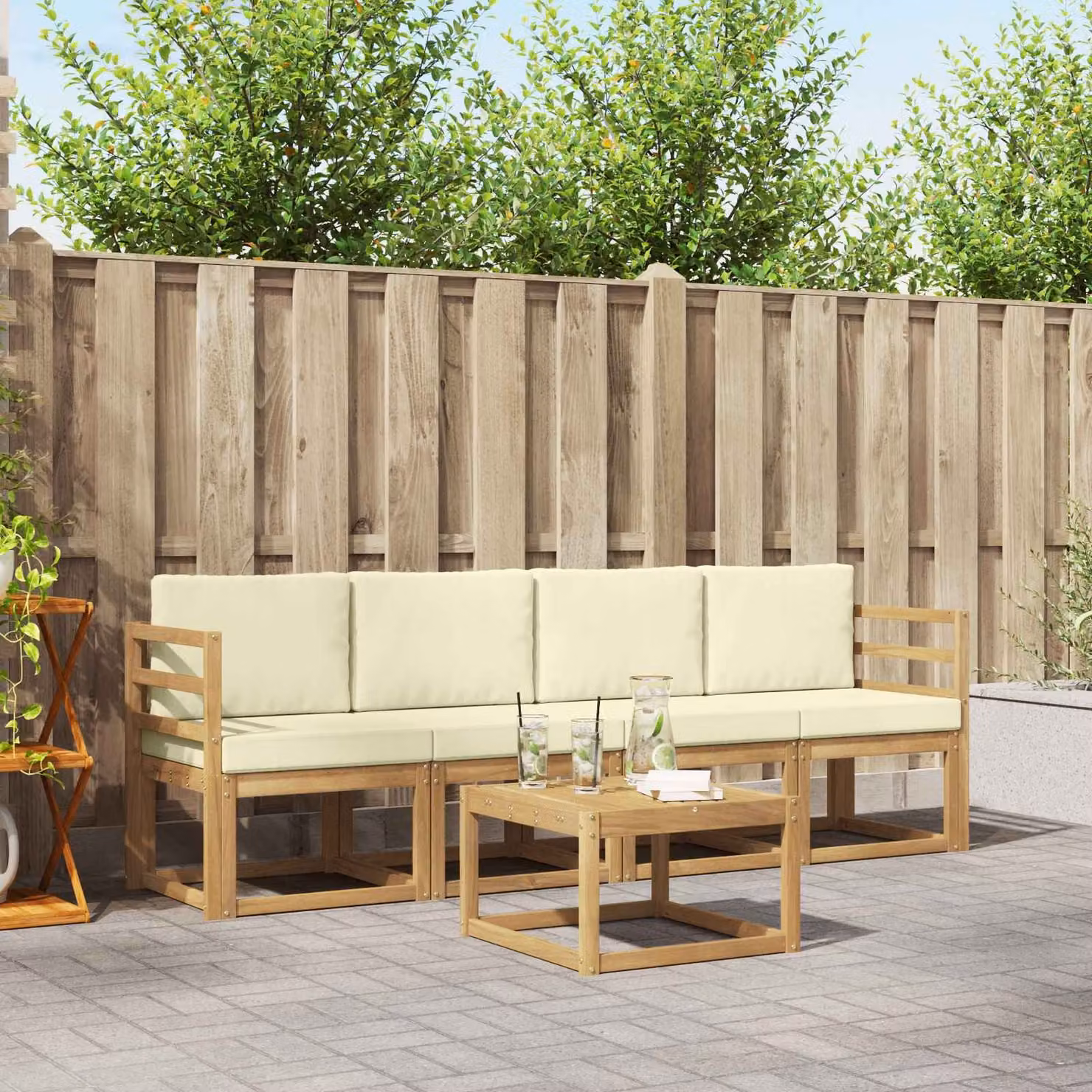 Set di mobili da giardino vidaXL composto da divano a 3 posti, poltrone e tavolino da caffè in legno di acacia con cuscini bianchi e beige